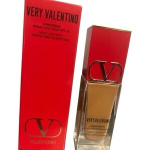 Very Valentino Foundation Color MN5
Full size NIB